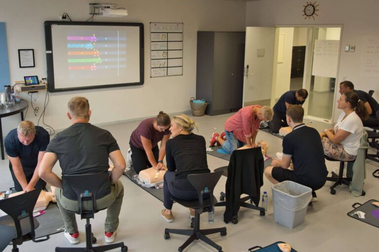 Førstehjælpsundervisning hvor kursisterne dyster i Laerdals QCPR Race.