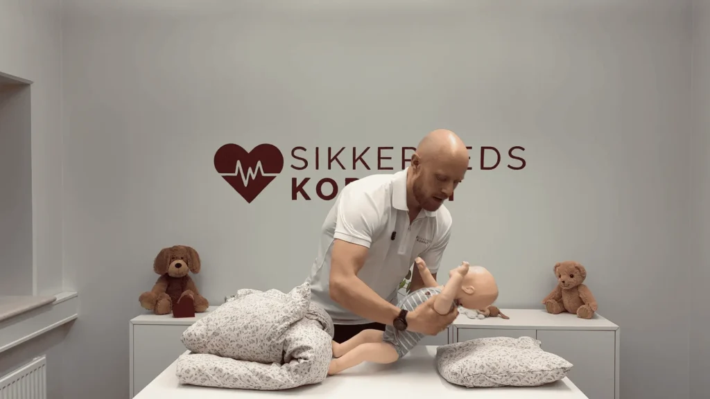 Thomas demonstrerer, hvordan du håndterer falsk strubehoste.