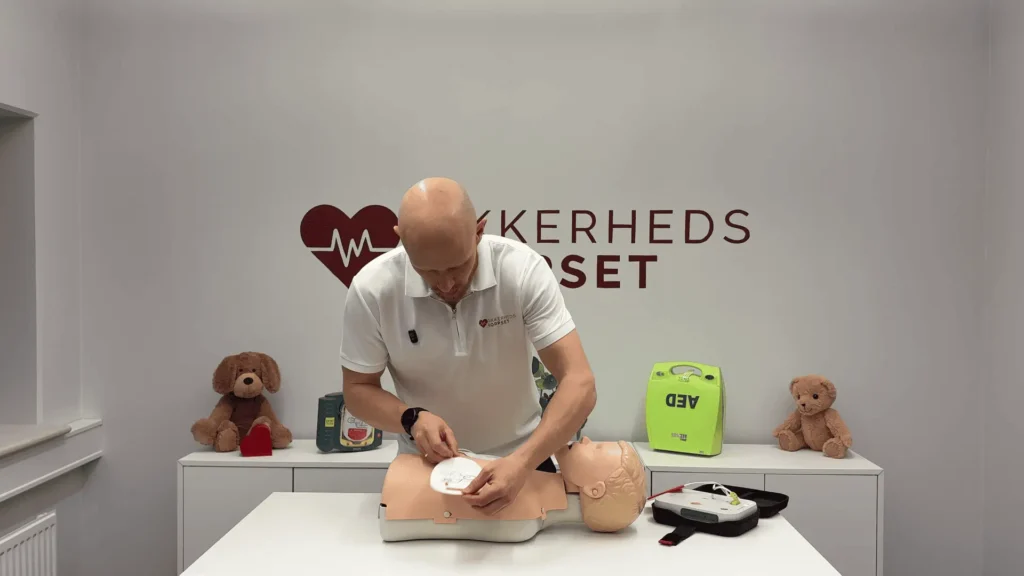Thomas demonstrerer, hvordan du bruger en hjertestater på et barn under 1 år.